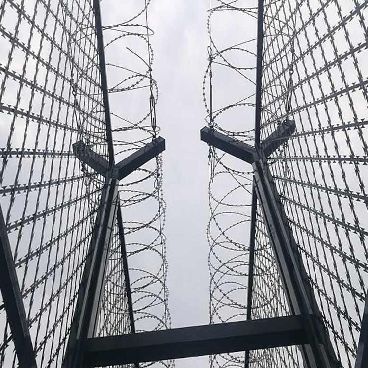 監獄墻上防攀爬鋼網墻