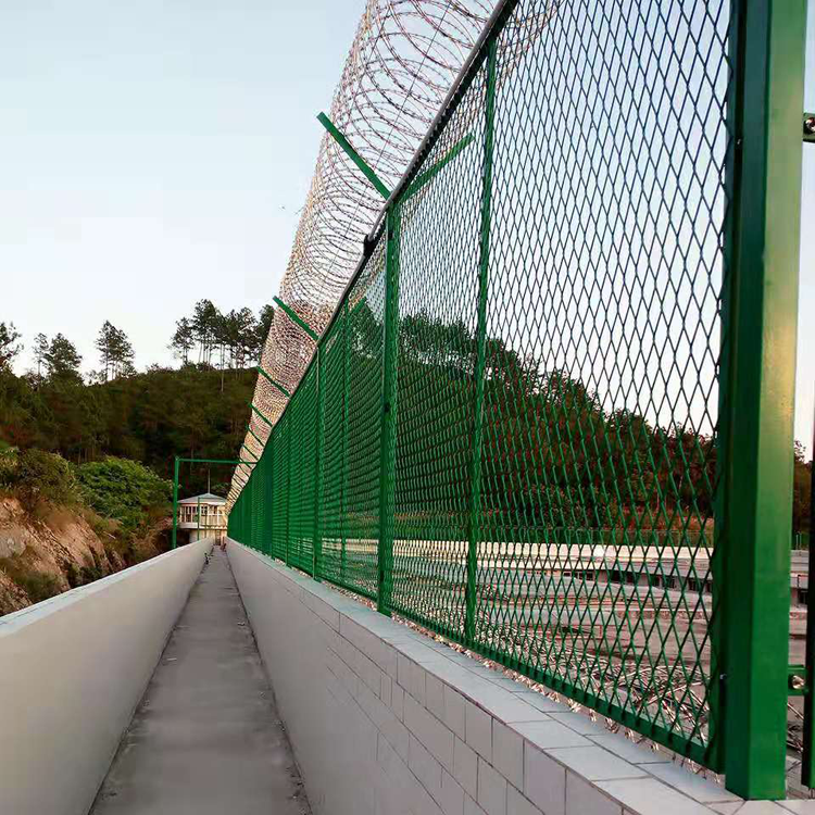 山東看守所圍墻上鋼網墻圖片3 山東看守所圍墻上鋼網墻圖片3