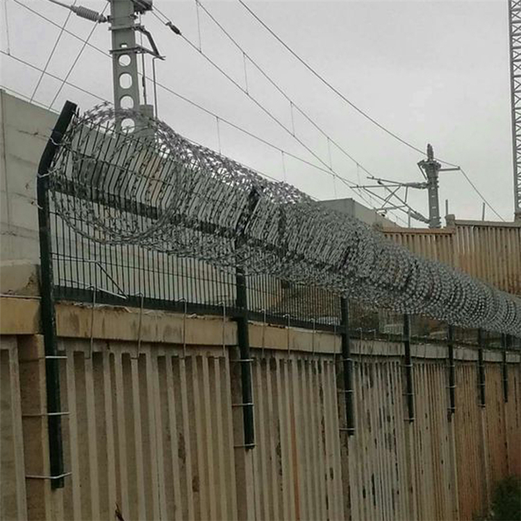 加高防護(hù)柵欄圖片2 加高防護(hù)柵欄圖片2