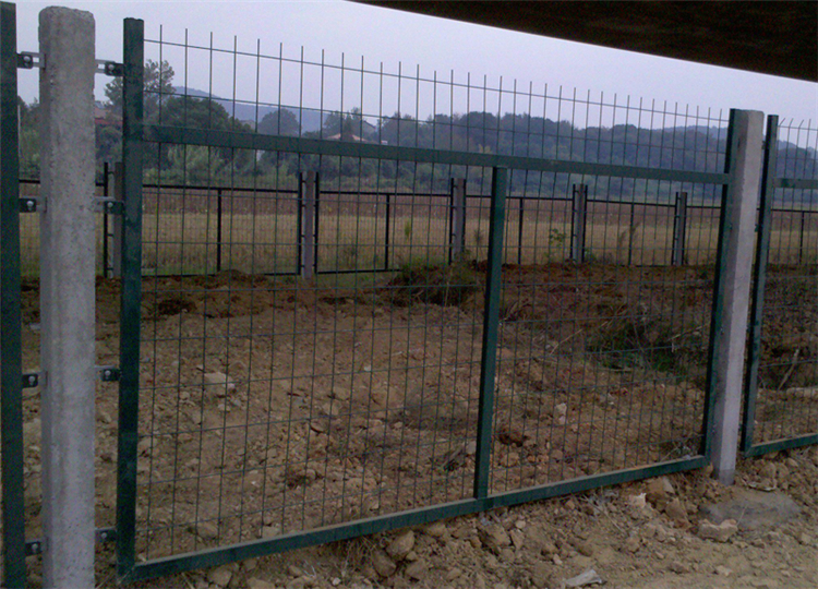 鐵路鐵絲網圍欄圖片4 鐵路鐵絲網圍欄圖片4