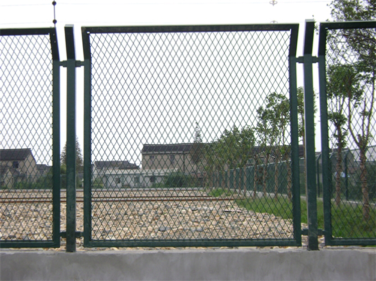 保稅區鋼絲隔離網墻圖片3 保稅區鋼絲隔離網墻圖片3