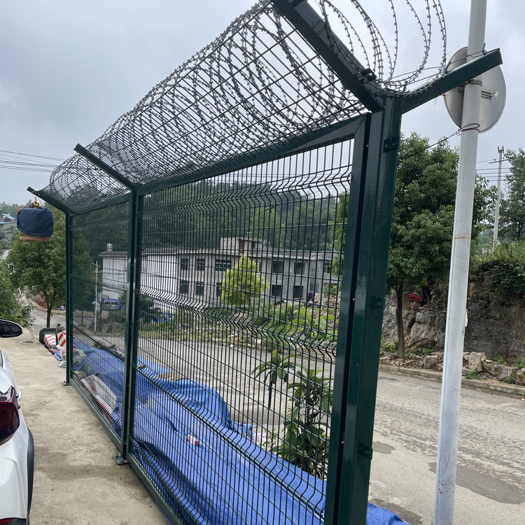 新疆機場鋼絲圍擋圖片3 新疆機場鋼絲圍擋圖片3
