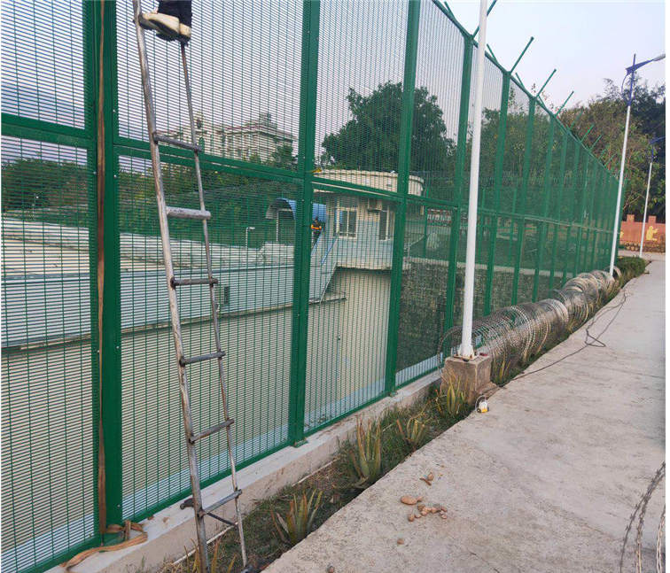 巡邏道頂部金屬隔離網(wǎng)圖片2 巡邏道頂部金屬隔離網(wǎng)圖片2