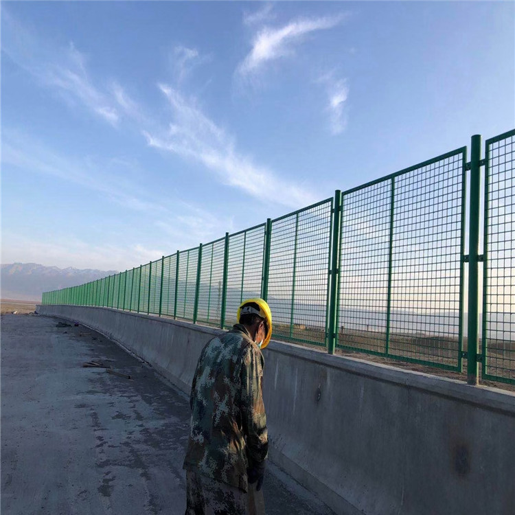 橋梁兩側(cè)隔離柵圖片1 橋梁兩側(cè)隔離柵圖片1