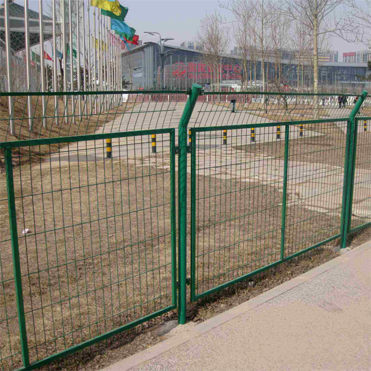 高速公路網(wǎng)片護(hù)欄圖片2 高速公路網(wǎng)片護(hù)欄圖片2