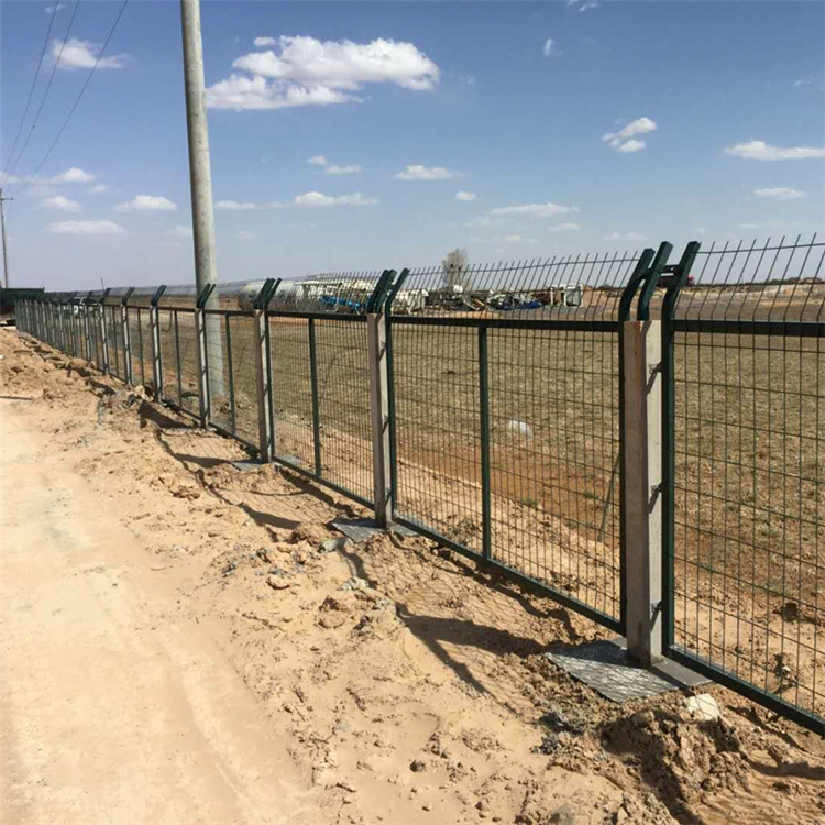 高鐵鐵絲網(wǎng)圍欄圖片3 高鐵鐵絲網(wǎng)圍欄圖片3