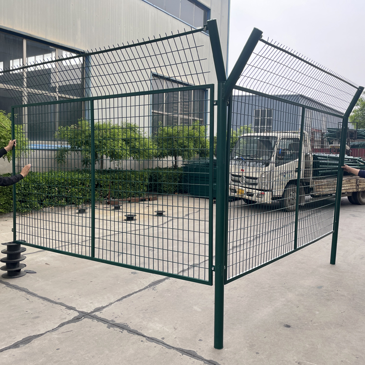 機(jī)場鐵絲網(wǎng)護(hù)欄圖片2 機(jī)場鐵絲網(wǎng)護(hù)欄圖片2