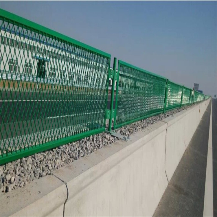 高速公路鋼板網(wǎng)式護(hù)欄網(wǎng)圖片2 高速公路鋼板網(wǎng)式護(hù)欄網(wǎng)圖片2