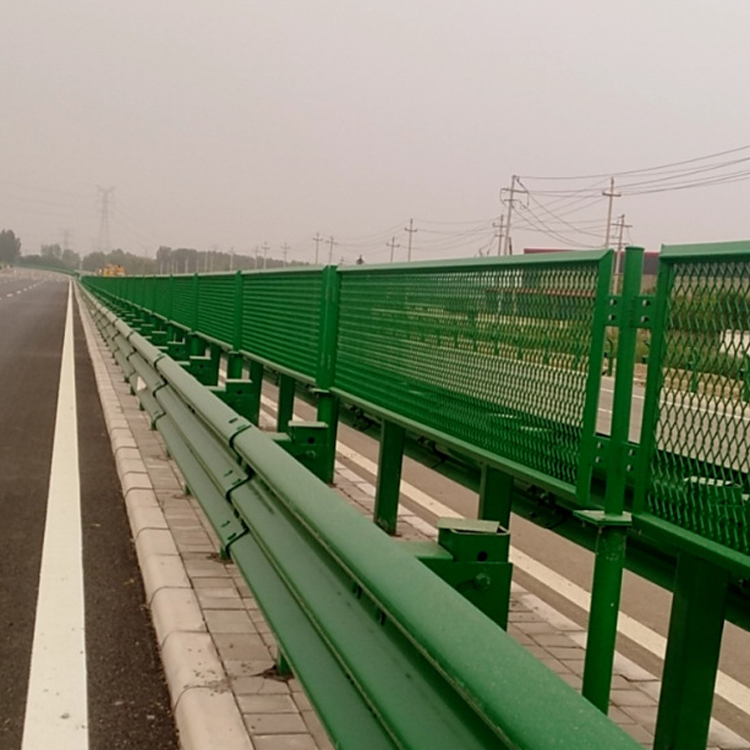 高速公路菱形網(wǎng)孔防眩網(wǎng)安裝圖片3 高速公路菱形網(wǎng)孔防眩網(wǎng)安裝圖片3