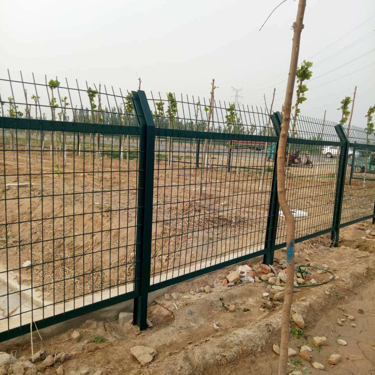 水渠防護(hù)鐵絲網(wǎng)工程案例圖片2 水渠防護(hù)鐵絲網(wǎng)工程案例圖片2