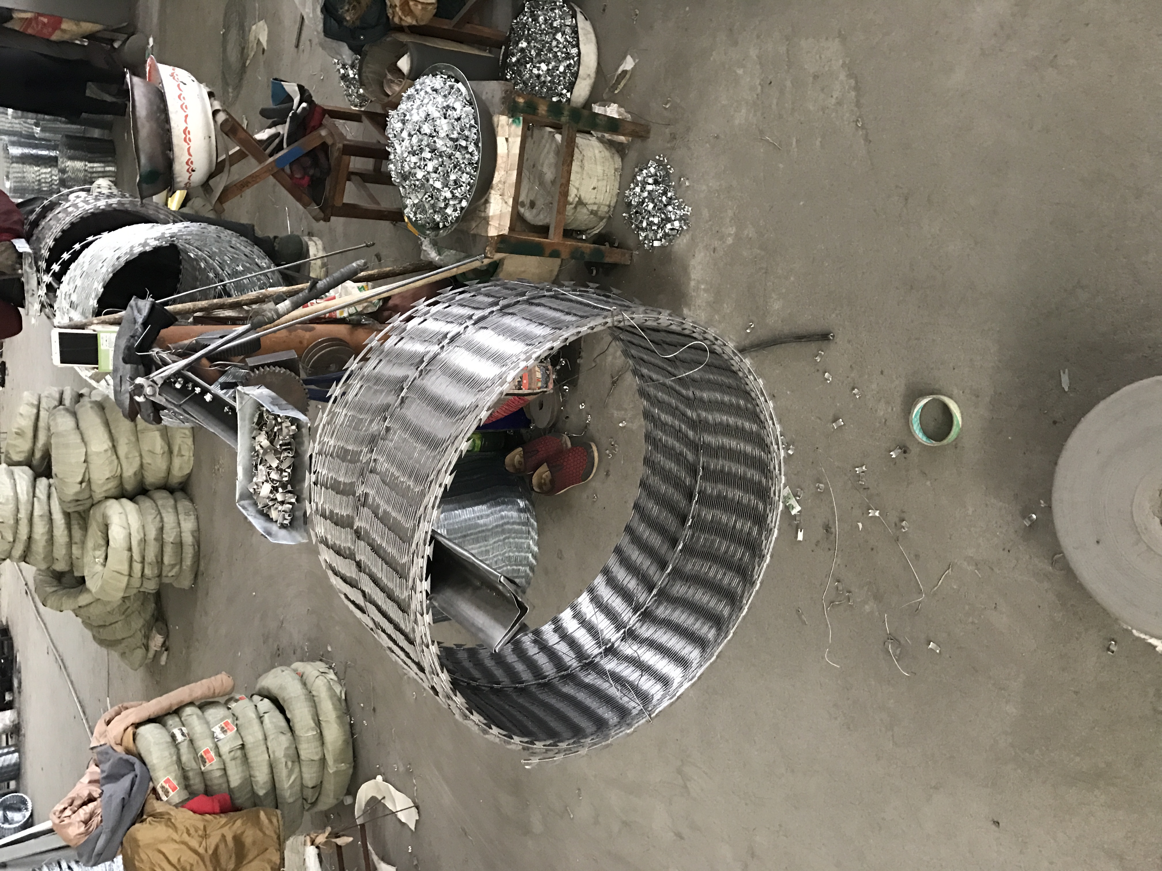 熱鍍鋅刺絲滾籠生產加工圖片1