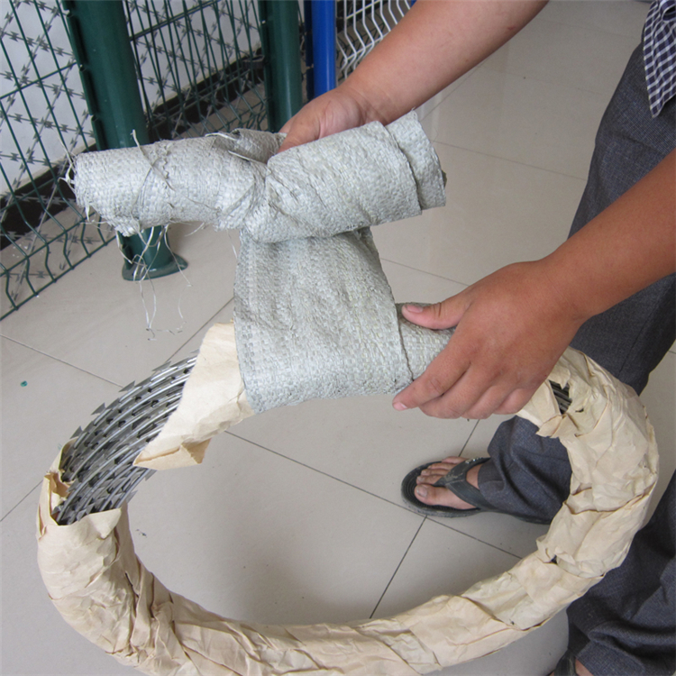 熱鍍鋅刺絲滾籠生產加工圖片4 熱鍍鋅刺絲滾籠生產加工圖片4