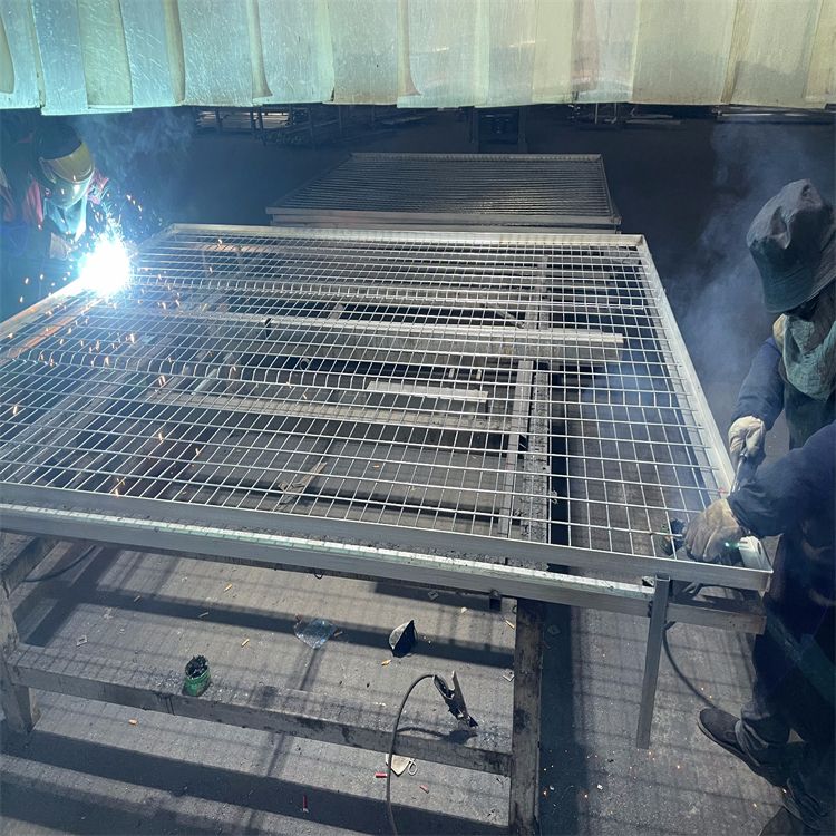 機場隔離網(wǎng)圍欄現(xiàn)場施工