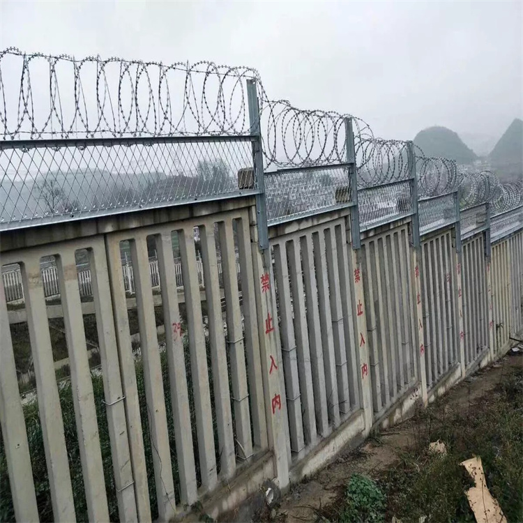 關(guān)于高鐵封閉式防護柵欄價格問題圖片4