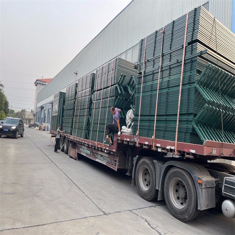 飛機場隔離柵圍界工程案例圖片4 飛機場隔離柵圍界工程案例圖片4