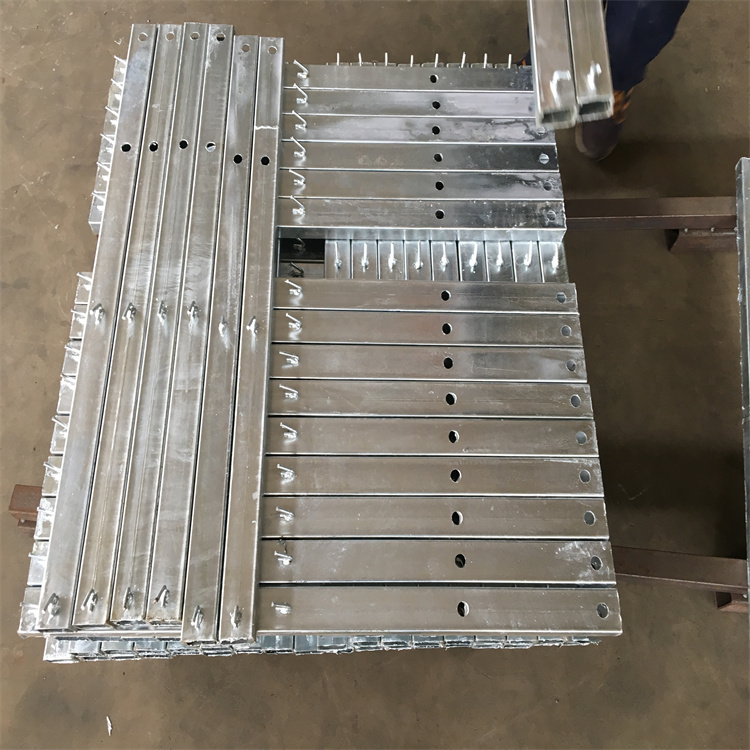 鐵路支架刀刺網(wǎng)熱鍍鋅處理圖片2 鐵路支架刀刺網(wǎng)熱鍍鋅處理圖片2