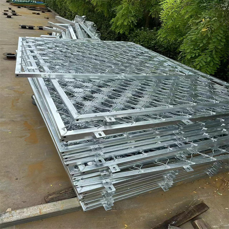 監獄熱鍍鋅梅花刺片隔離網生產安裝圖片3 監獄熱鍍鋅梅花刺片隔離網生產安裝圖片3