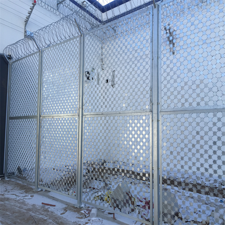 監獄熱鍍鋅梅花刺片隔離網生產安裝圖片4 監獄熱鍍鋅梅花刺片隔離網生產安裝圖片4