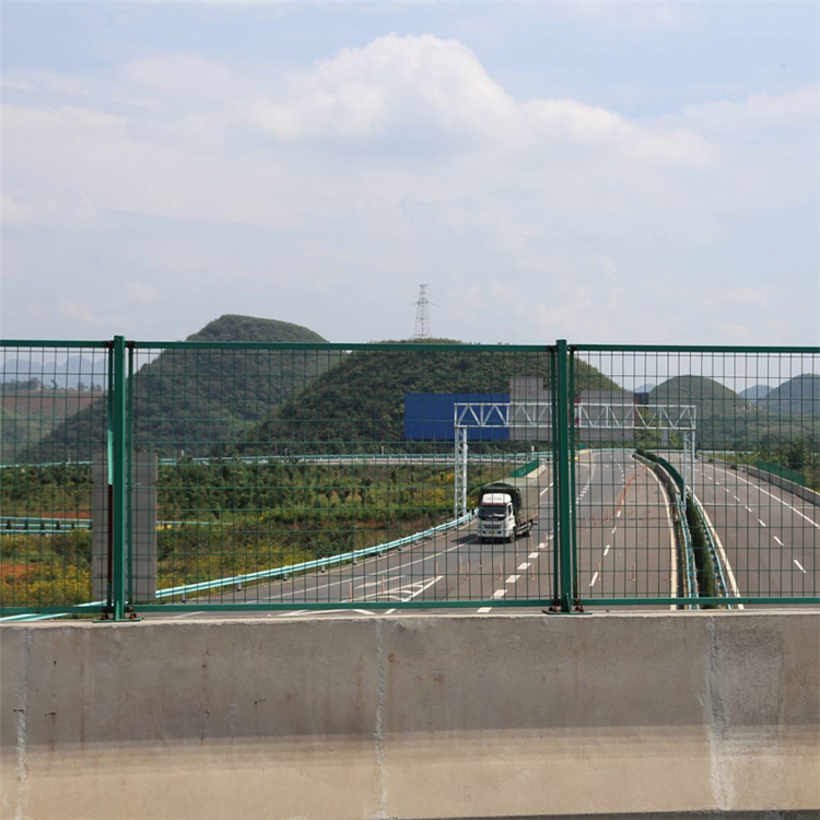 高速兩側(cè)路基金屬隔離網(wǎng)圖片3 高速兩側(cè)路基金屬隔離網(wǎng)圖片3
